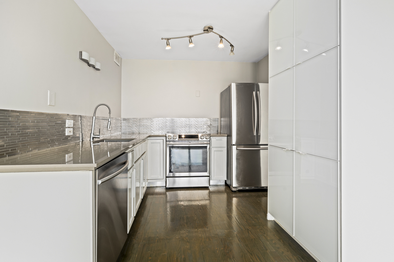 1540 N LASALLE Drive Unit: 907