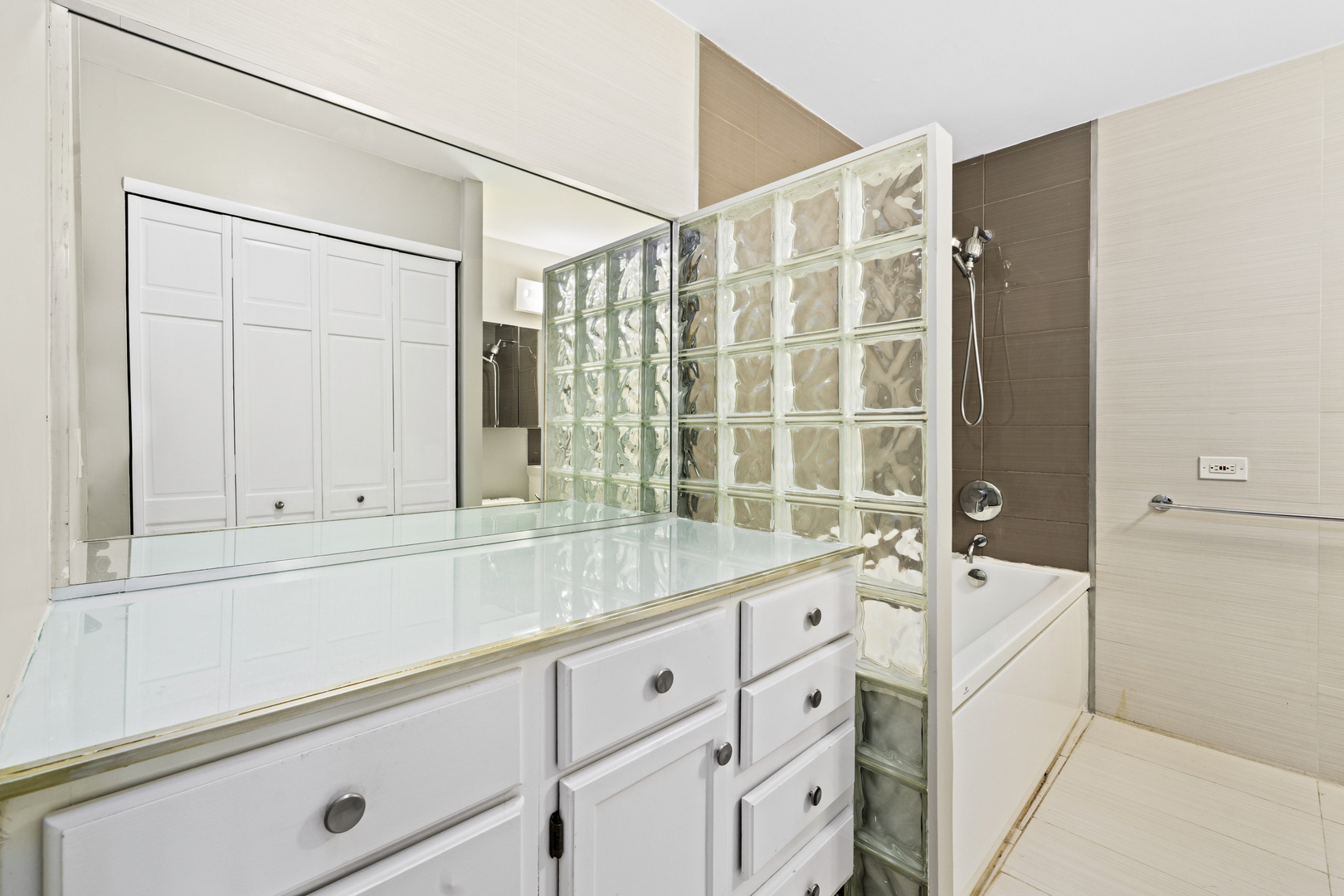 1540 N LASALLE Drive Unit: 907