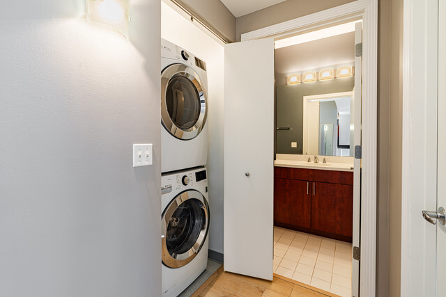 565 W Quincy Street Unit: 1008
