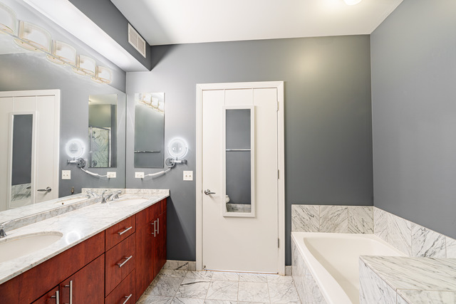 565 W Quincy Street Unit: 1008