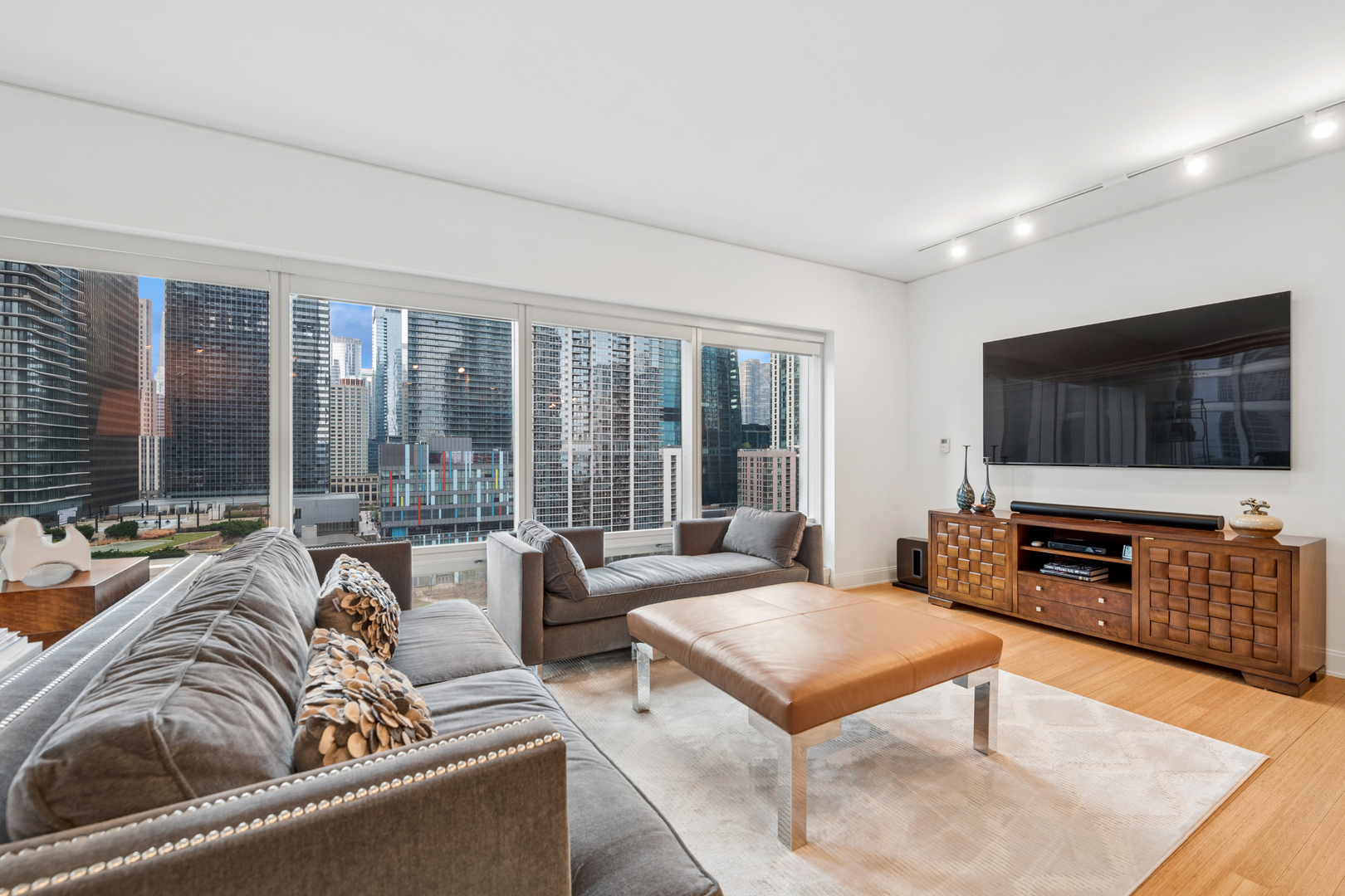 340 E Randolph Street Unit: 906
