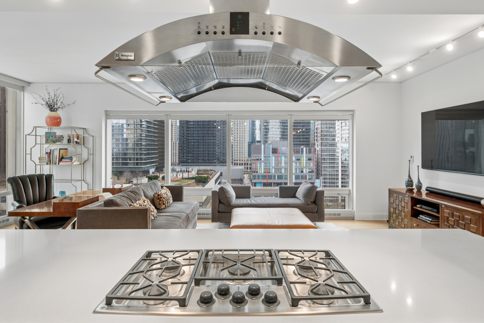 340 E Randolph Street Unit: 906