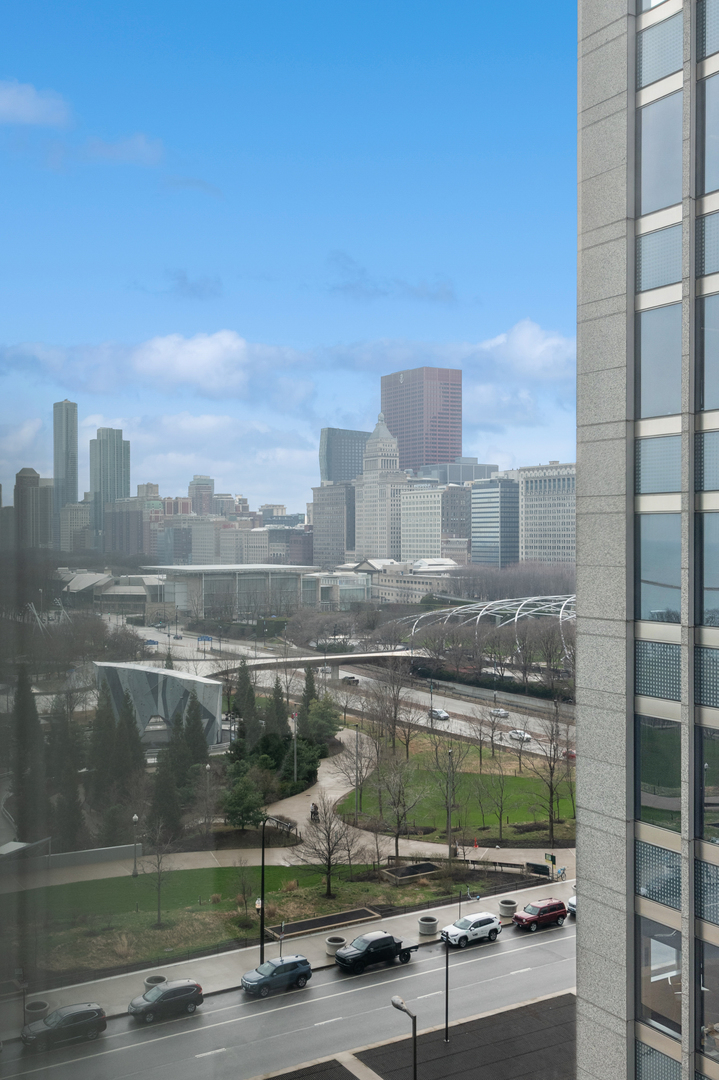 340 E Randolph Street Unit: 906