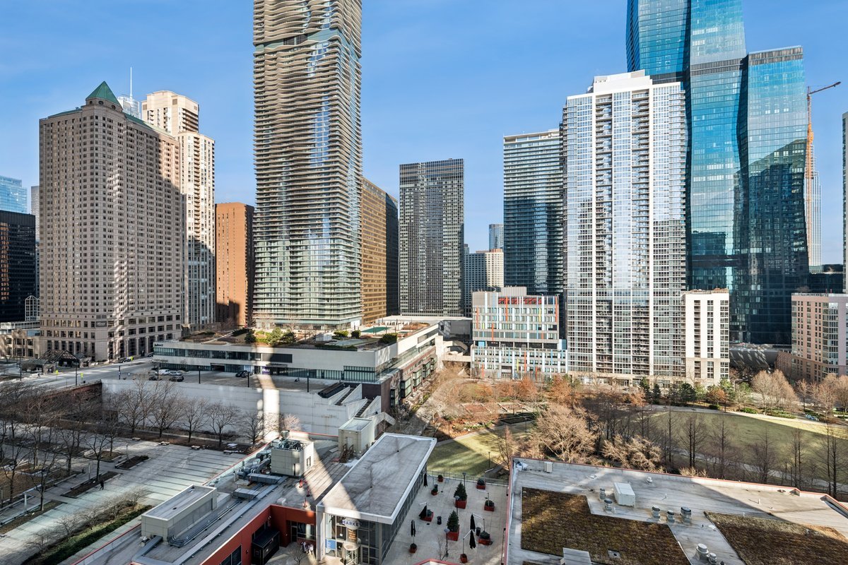 340 E Randolph Street Unit: 906