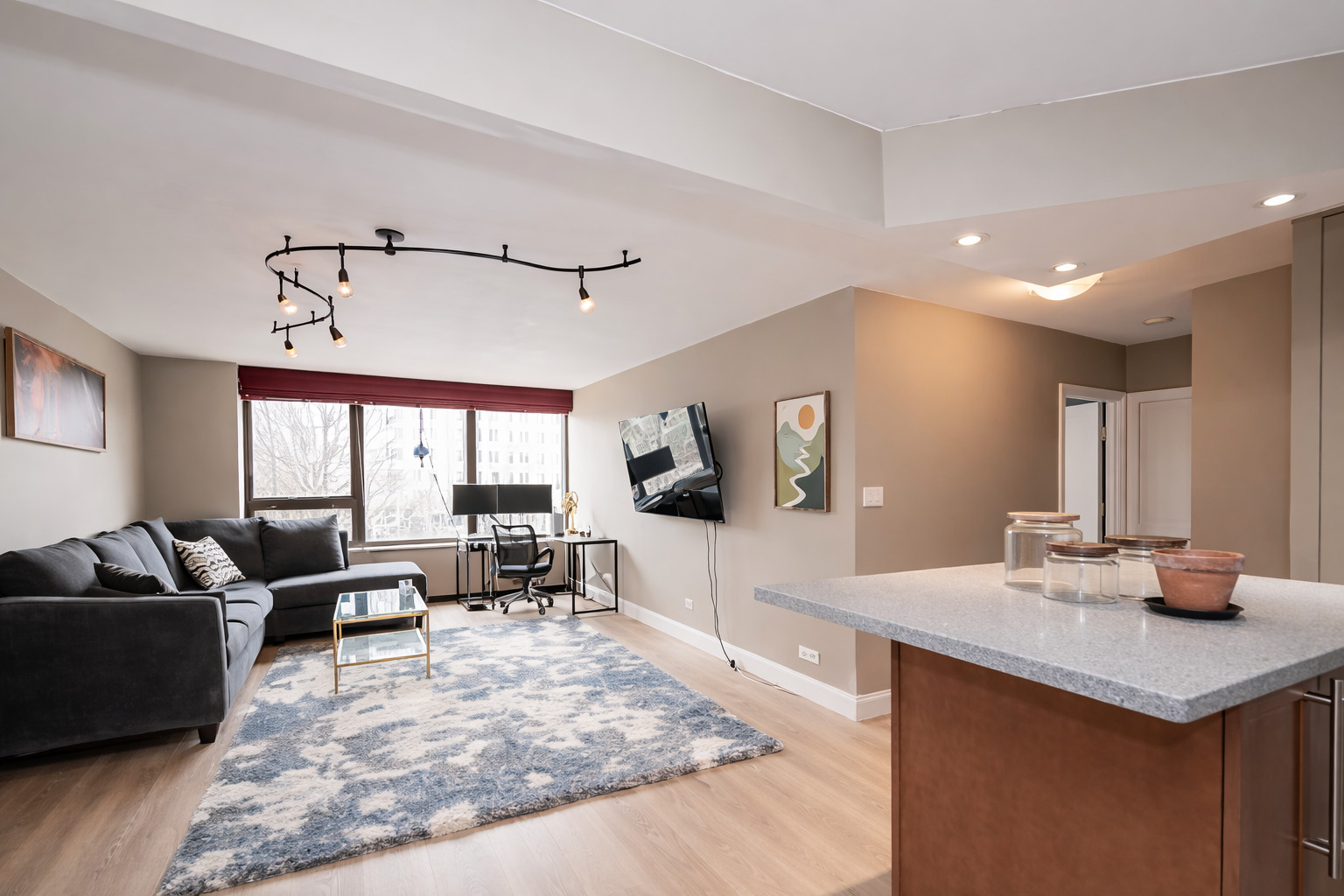 3930 N PINE GROVE Avenue Unit: 310