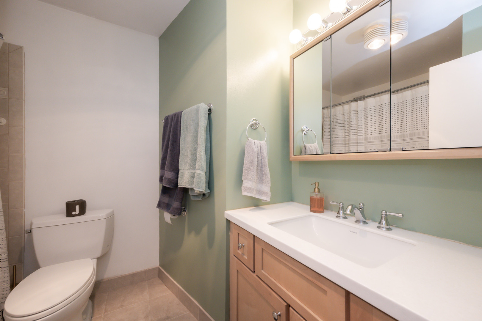 3930 N PINE GROVE Avenue Unit: 310