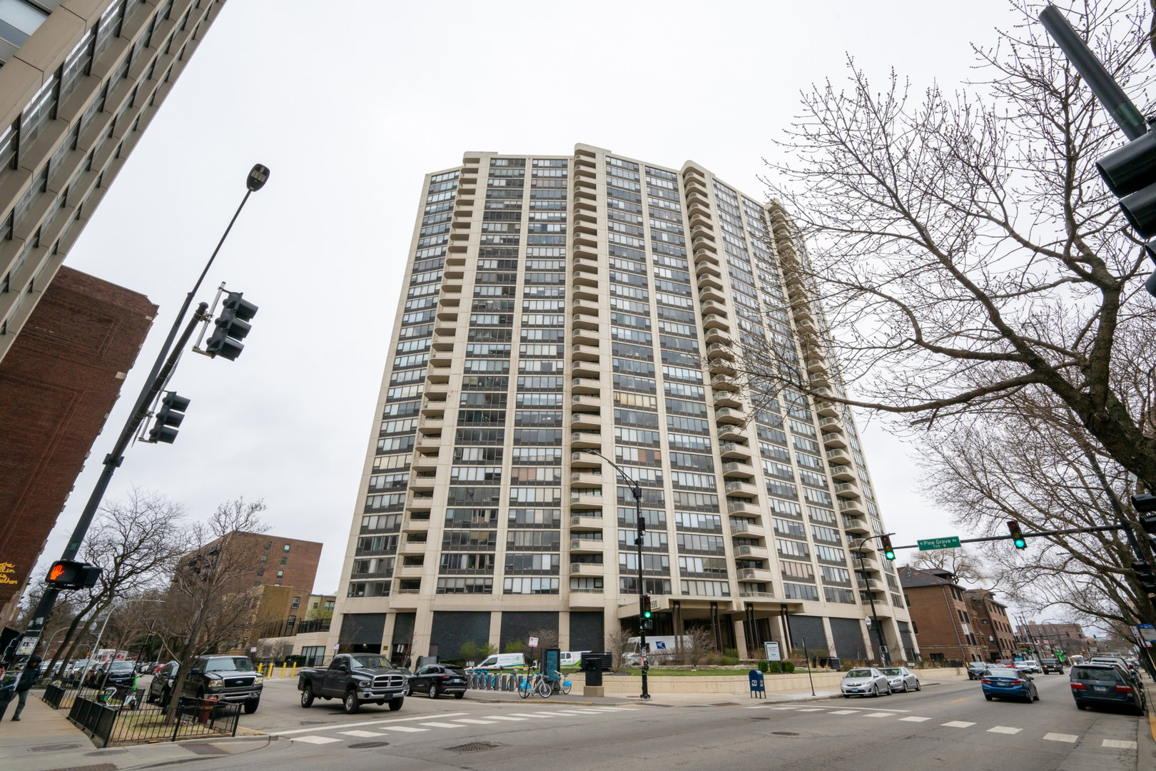 3930 N PINE GROVE Avenue Unit: 310