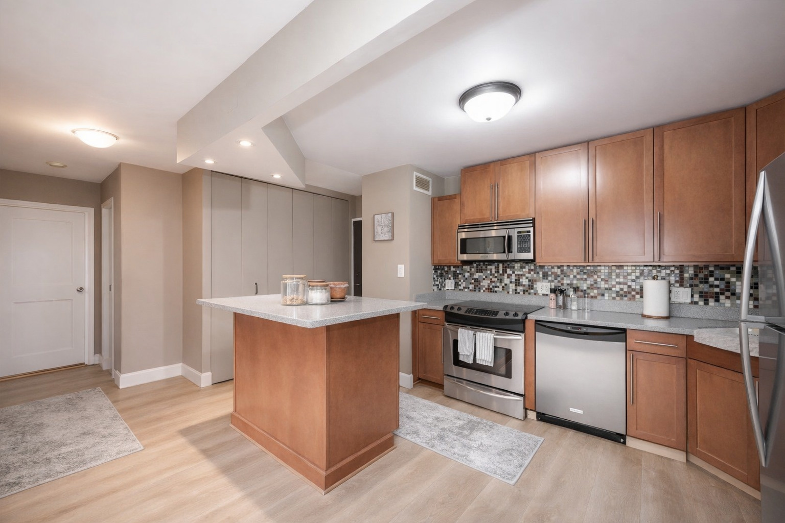 3930 N PINE GROVE Avenue Unit: 310