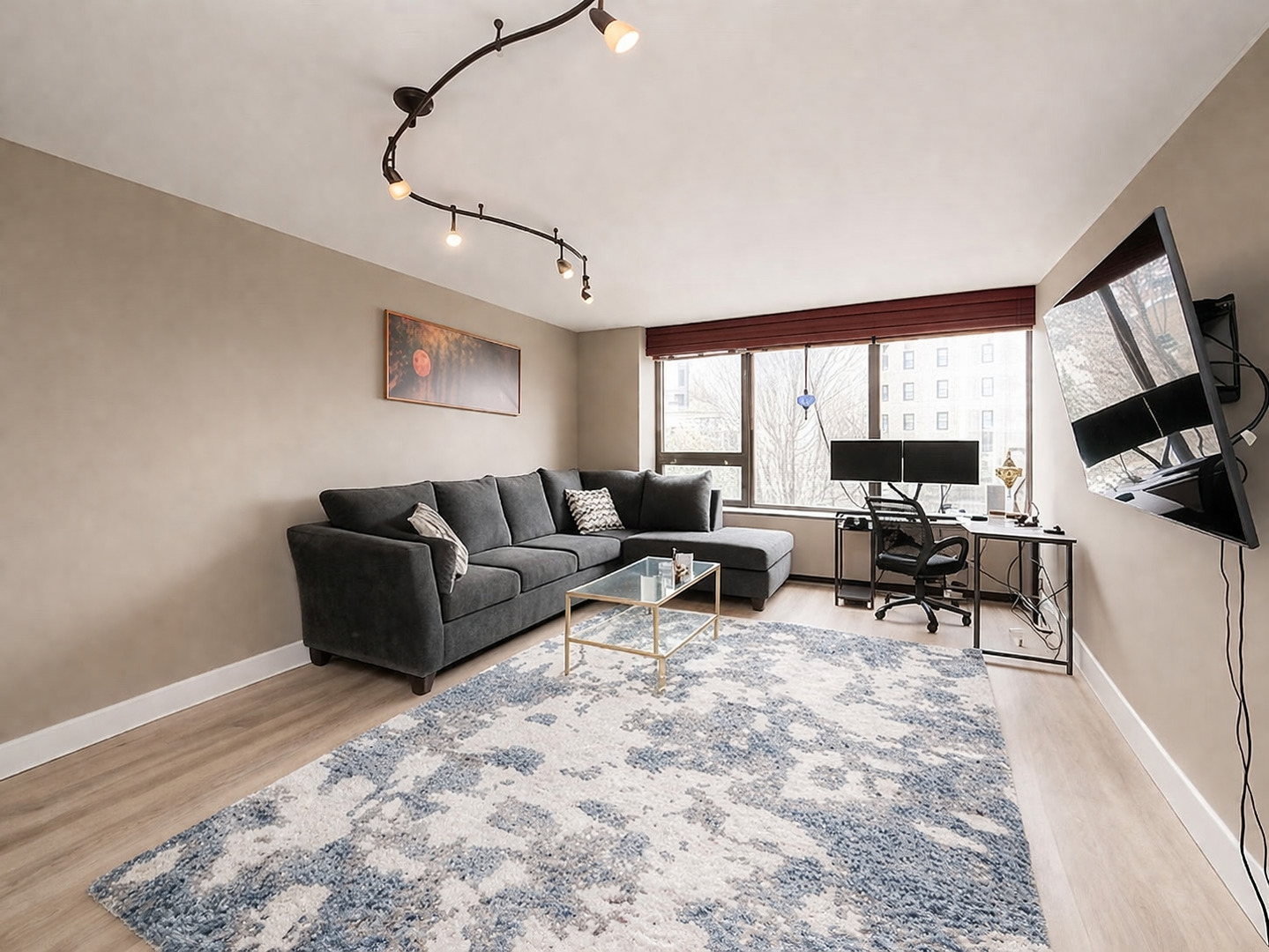 3930 N PINE GROVE Avenue Unit: 310