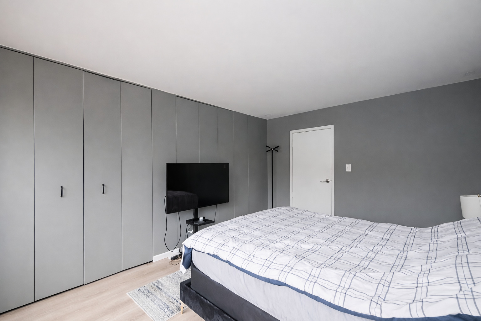 3930 N PINE GROVE Avenue Unit: 310
