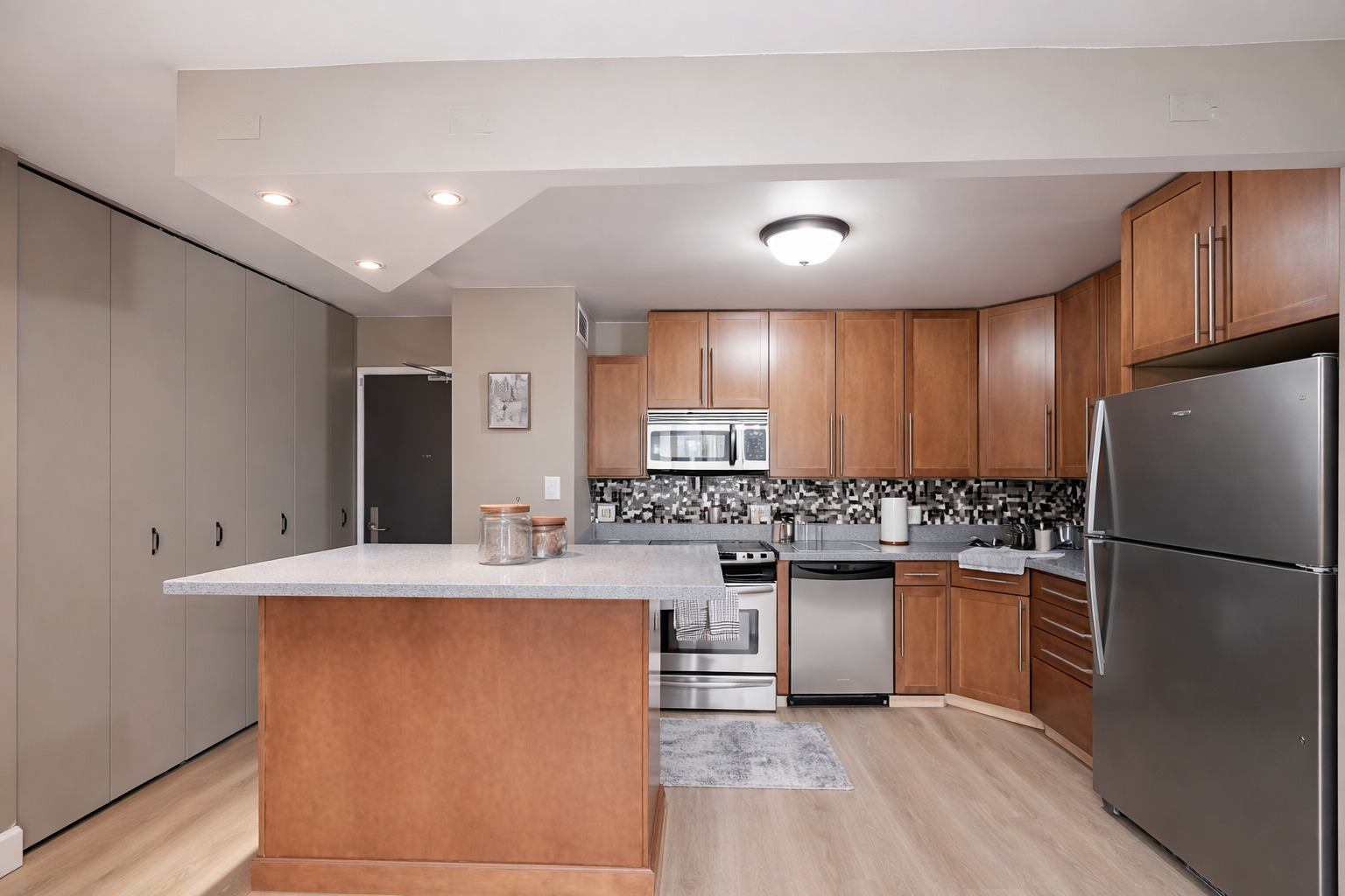 3930 N PINE GROVE Avenue Unit: 310