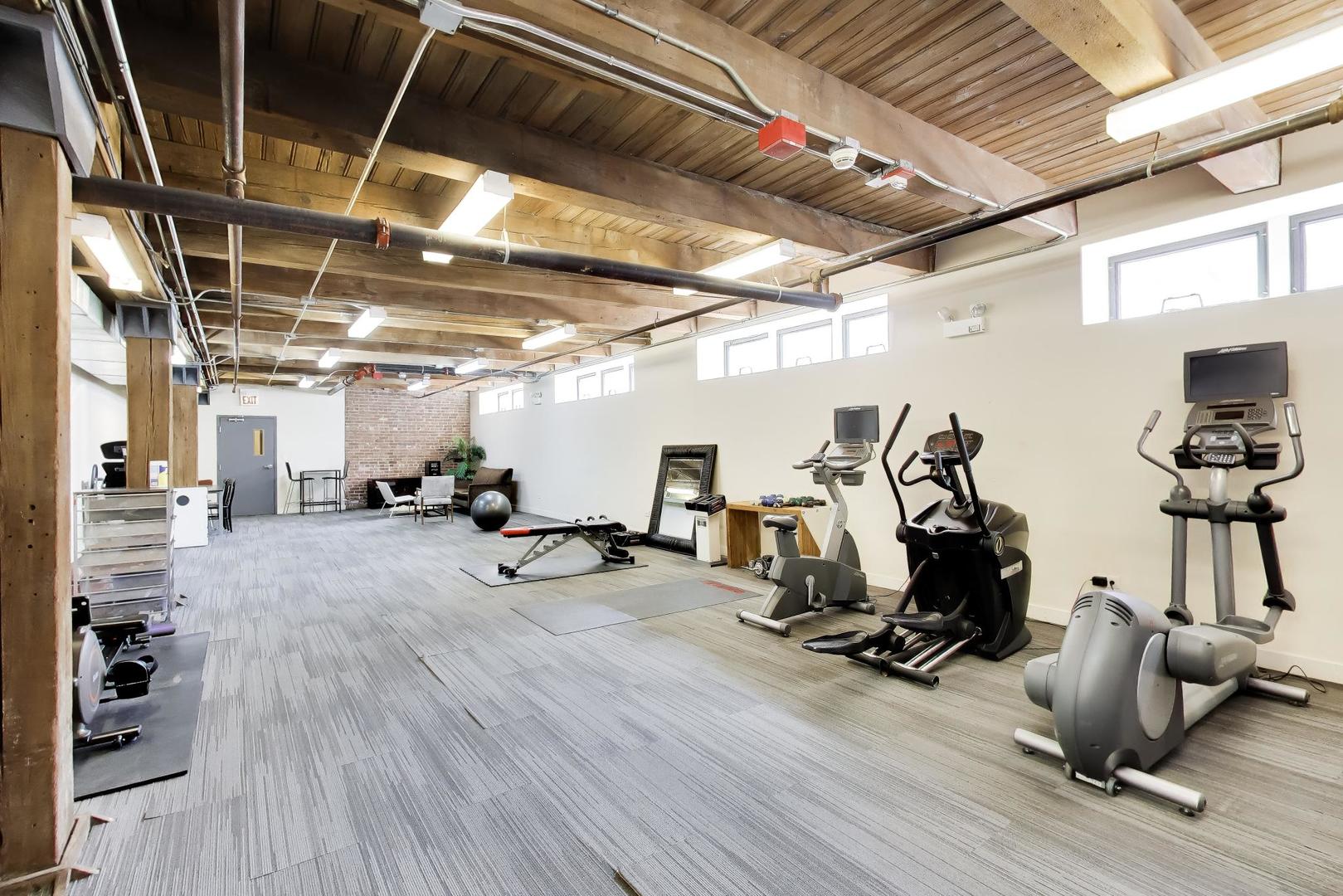 1050 W Hubbard Street Unit: 1B