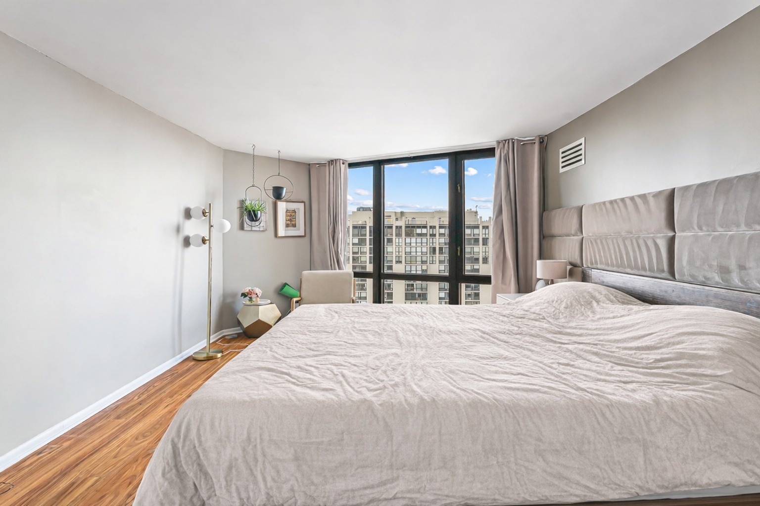 111 W Maple Street Unit: 3305