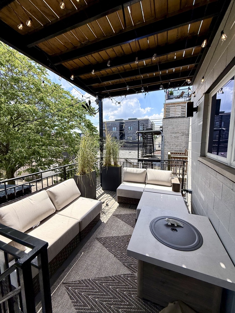 1021 N Hermitage Avenue Unit: 2