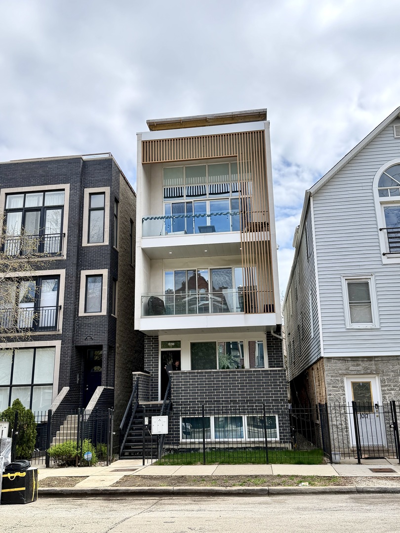 1021 N Hermitage Avenue Unit: 2
