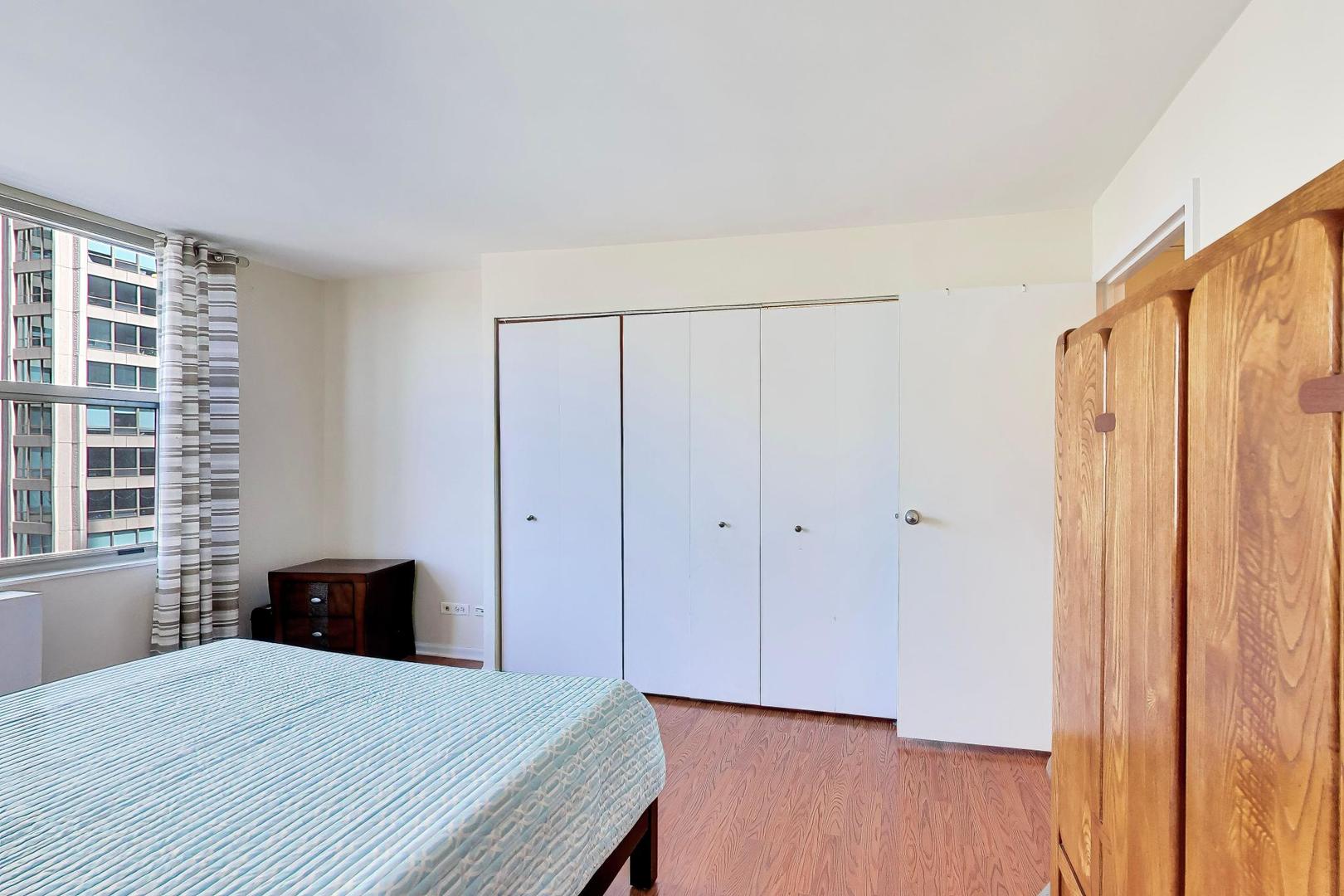 525 W Hawthorne Place Unit: 606