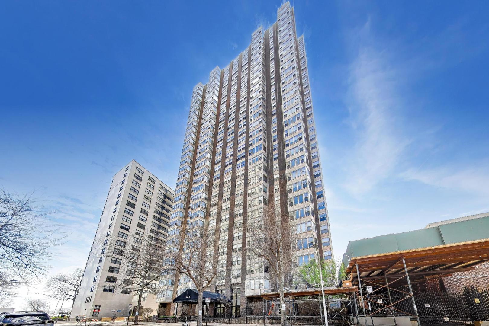 525 W Hawthorne Place Unit: 606