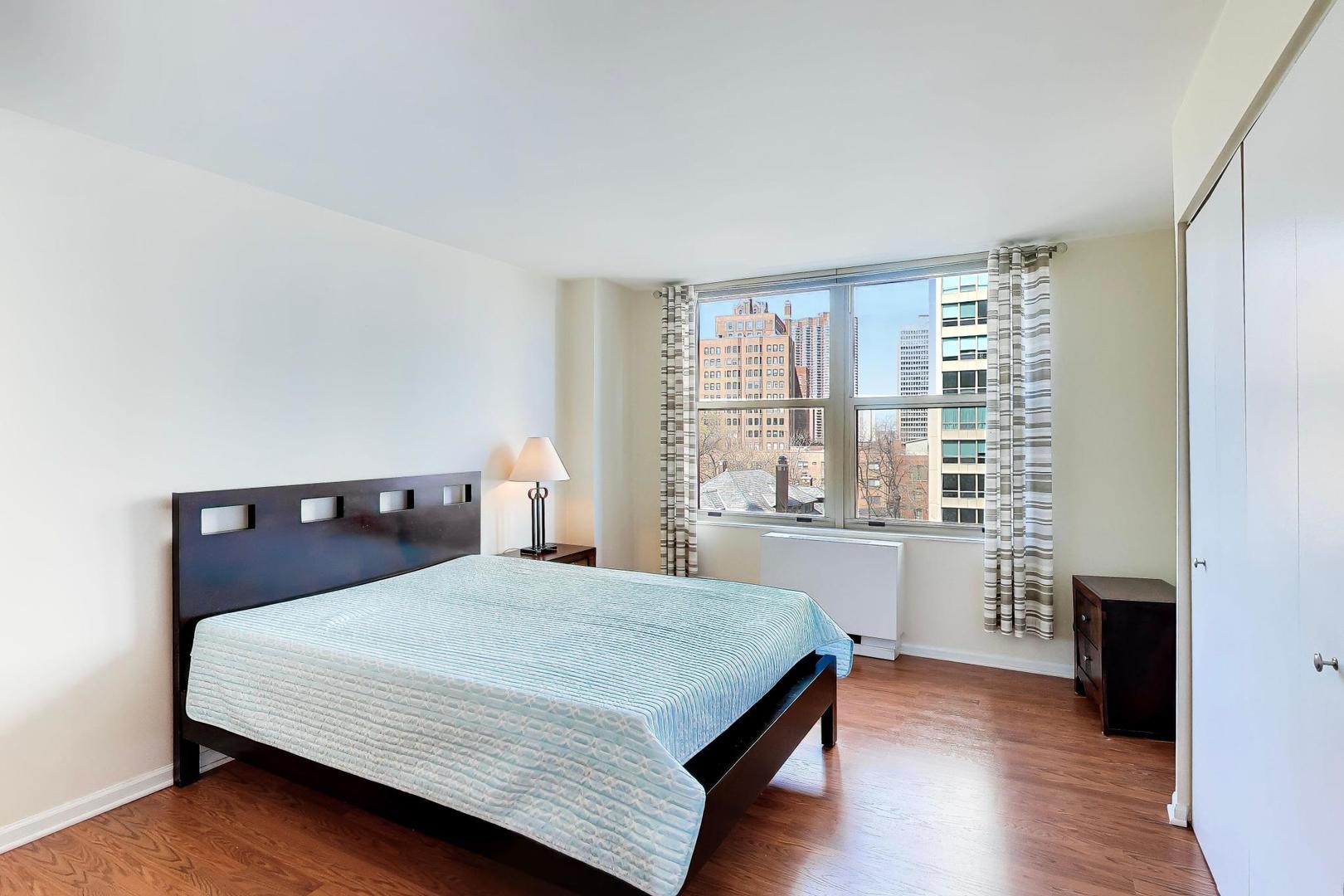 525 W Hawthorne Place Unit: 606