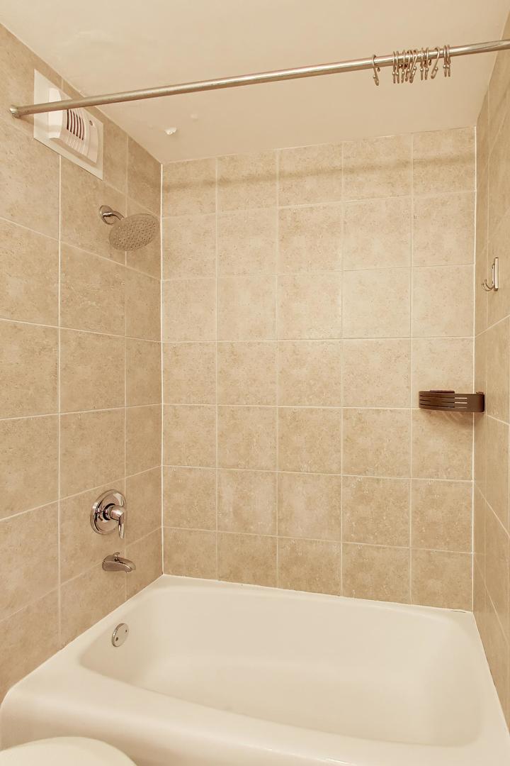 525 W Hawthorne Place Unit: 606