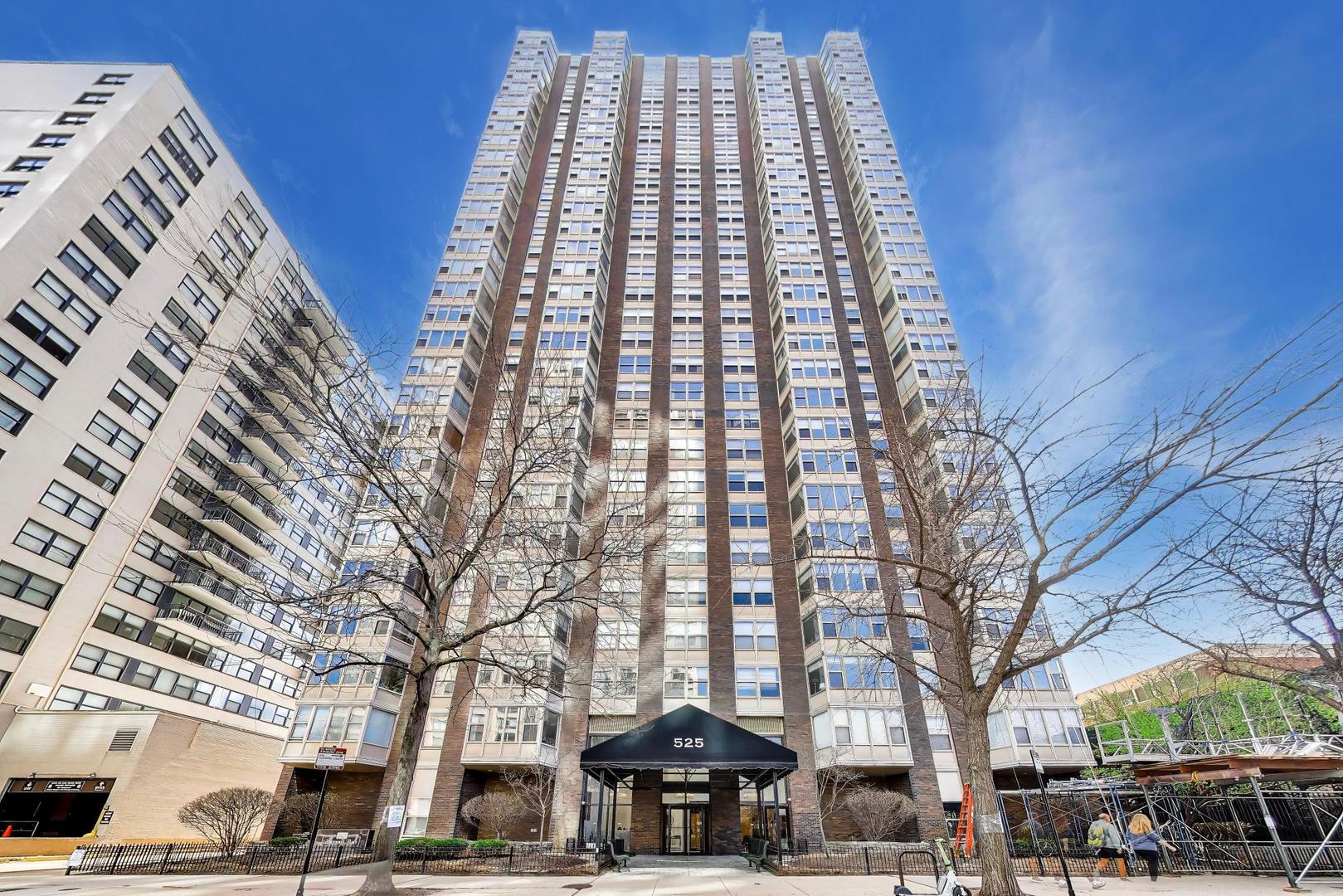 525 W Hawthorne Place Unit: 606