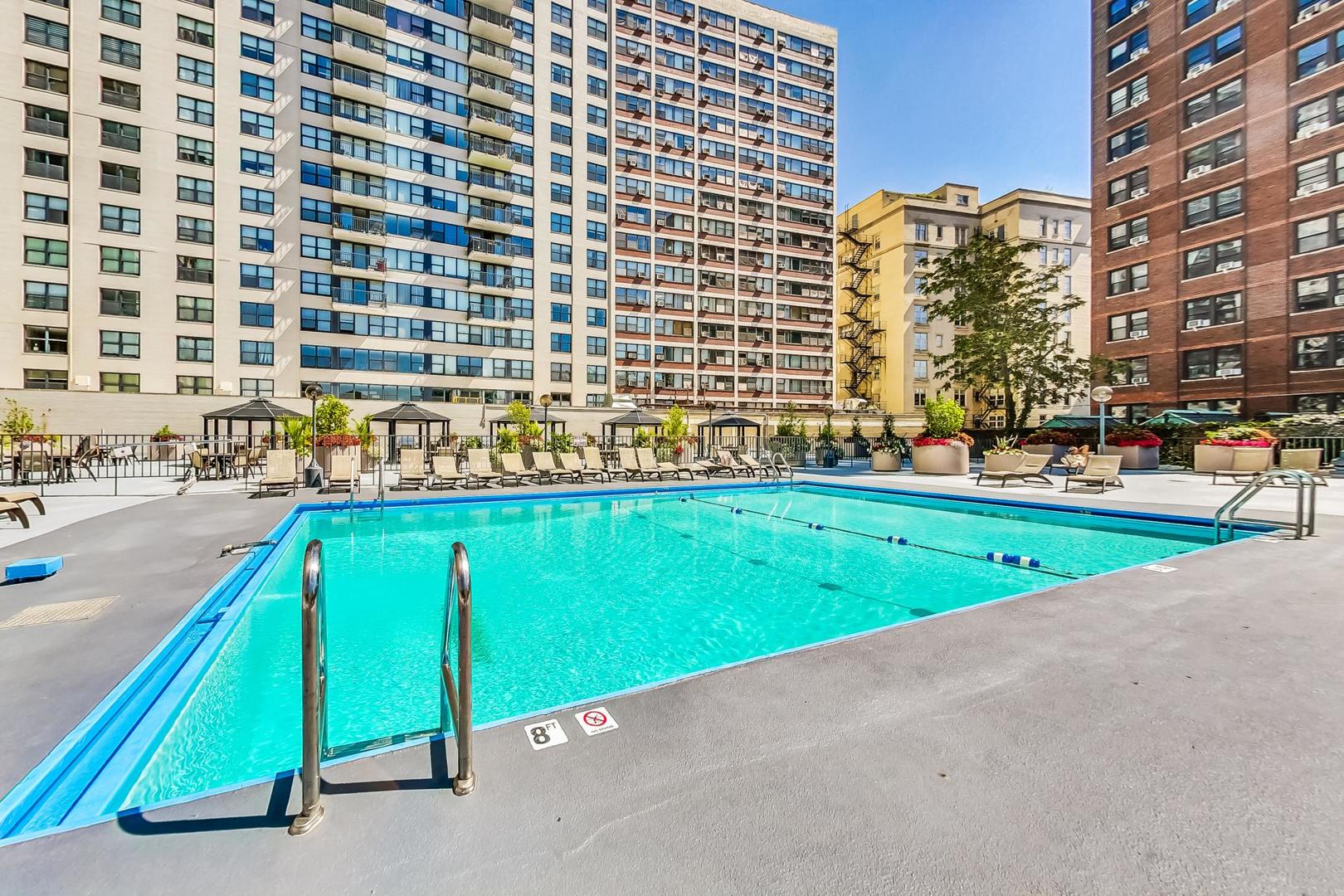 525 W Hawthorne Place Unit: 606