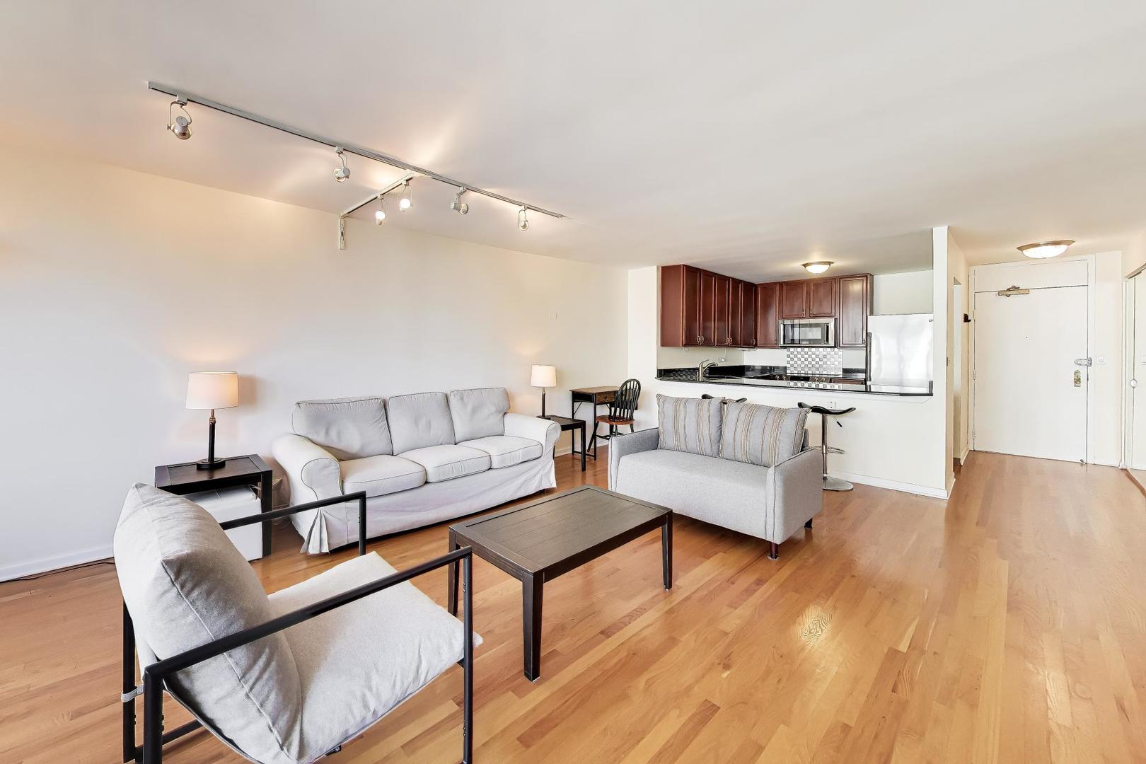 525 W Hawthorne Place Unit: 606
