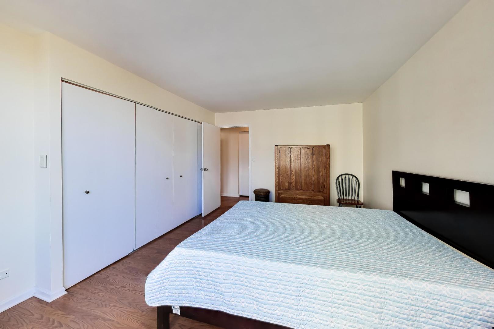 525 W Hawthorne Place Unit: 606