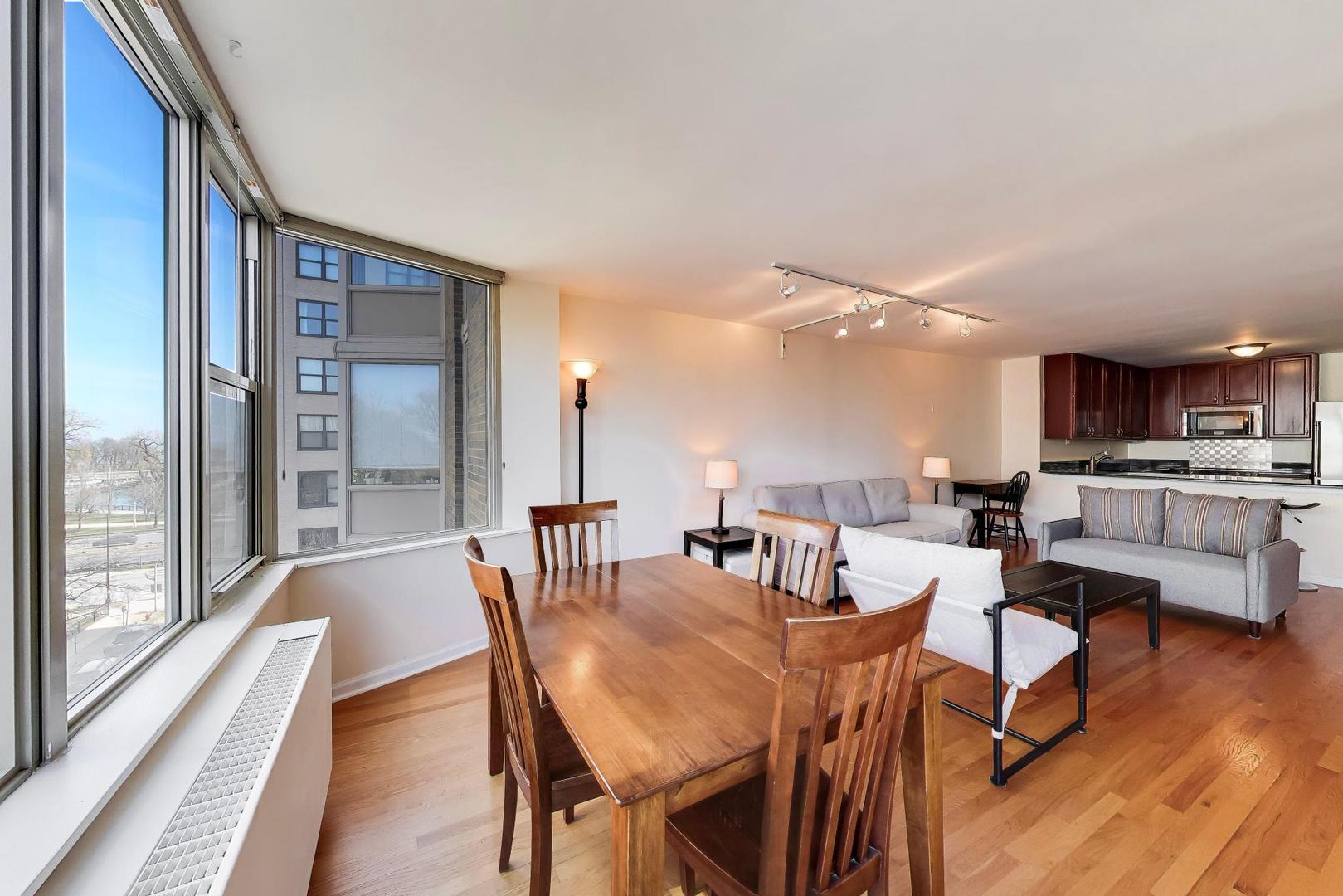 525 W Hawthorne Place Unit: 606