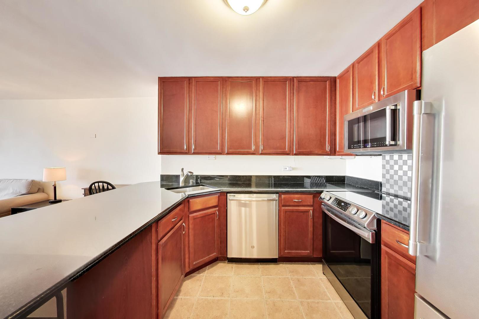 525 W Hawthorne Place Unit: 606