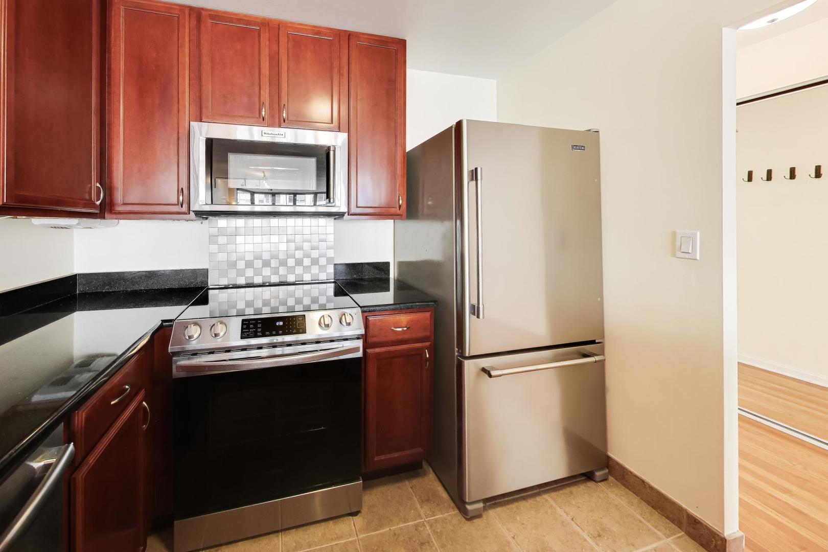 525 W Hawthorne Place Unit: 606