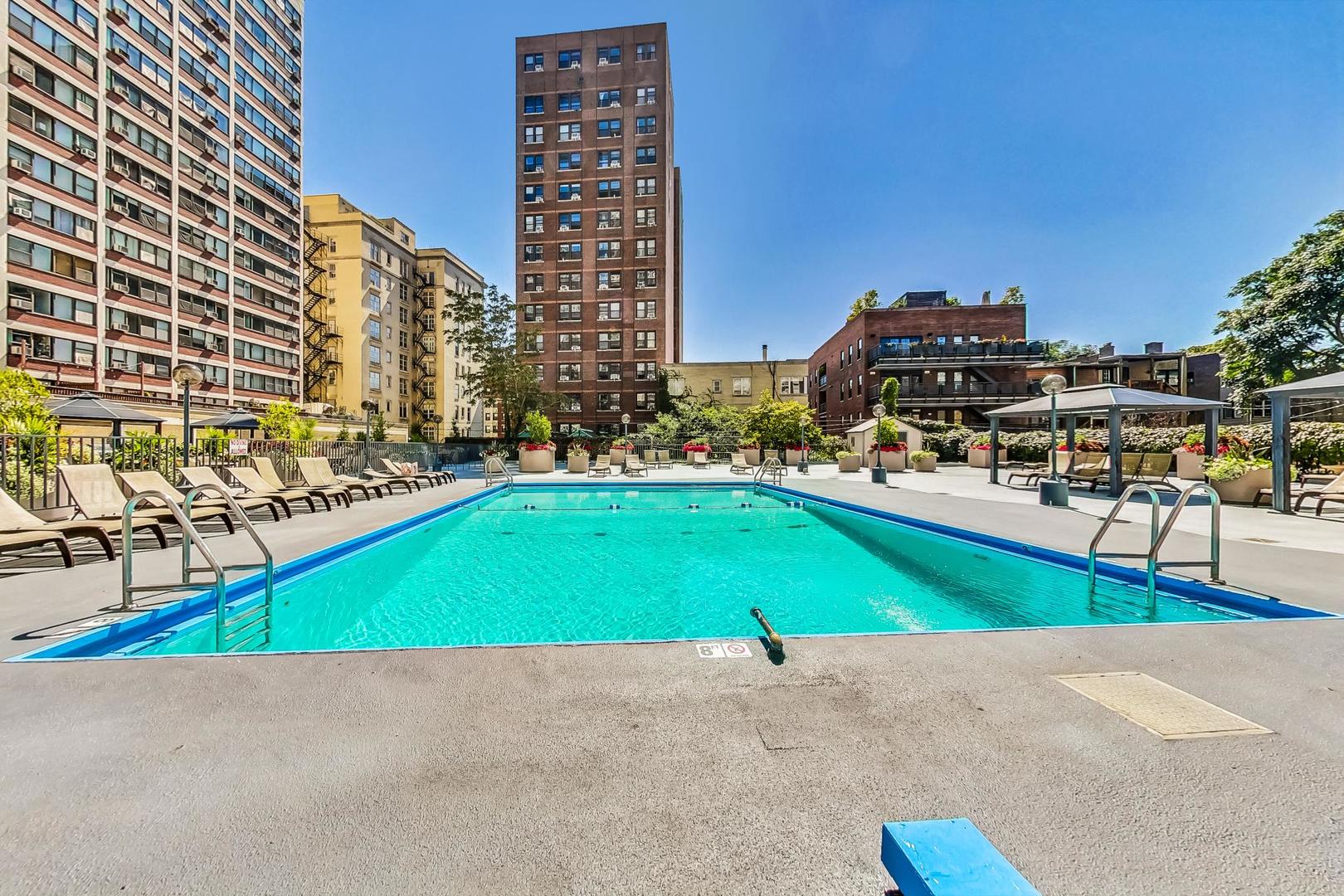525 W Hawthorne Place Unit: 606