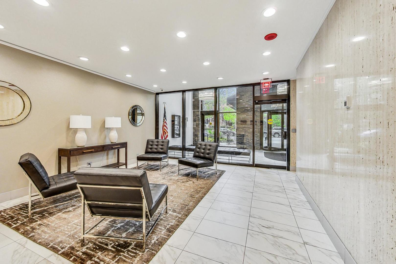 525 W Hawthorne Place Unit: 606
