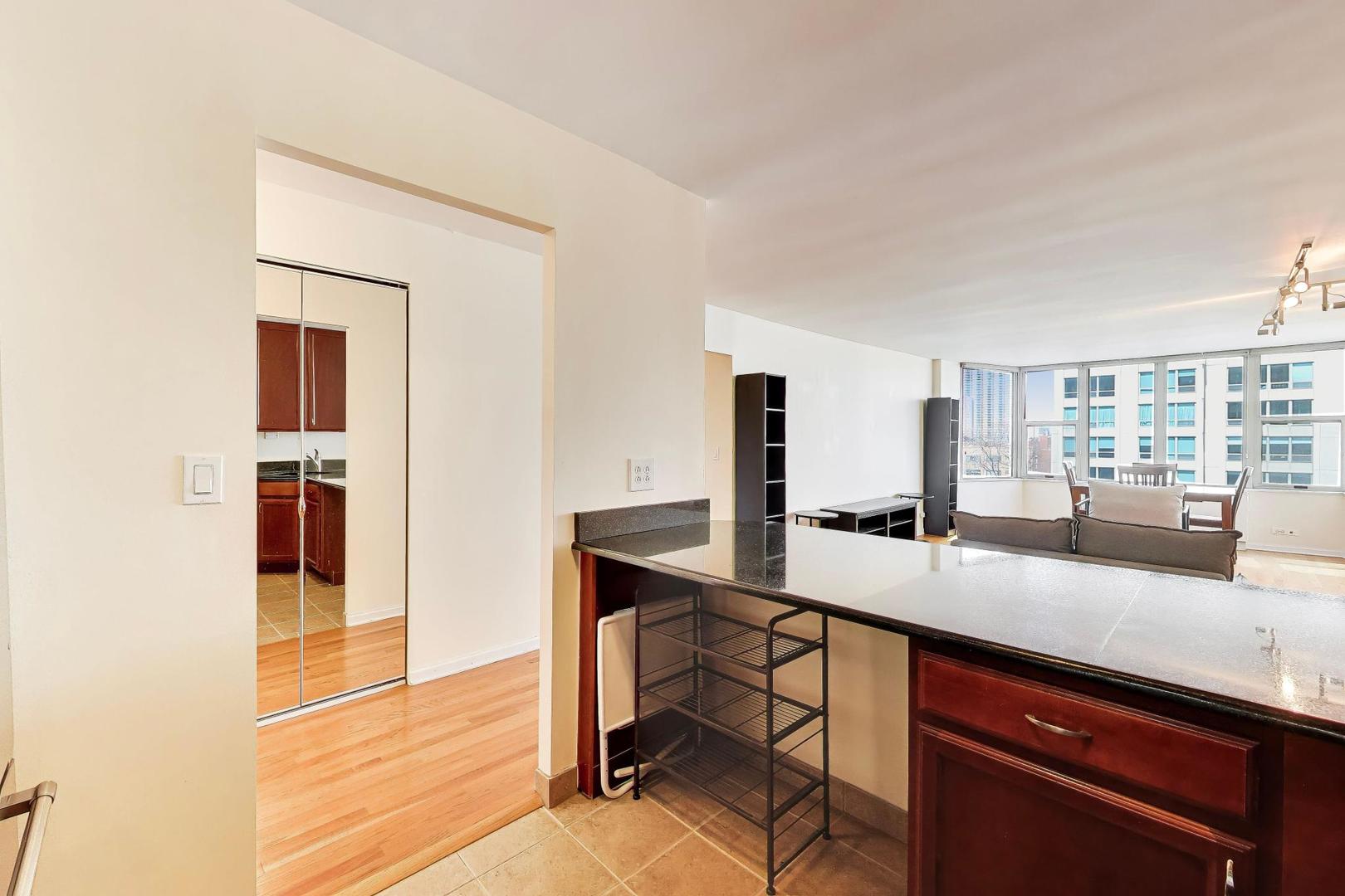 525 W Hawthorne Place Unit: 606