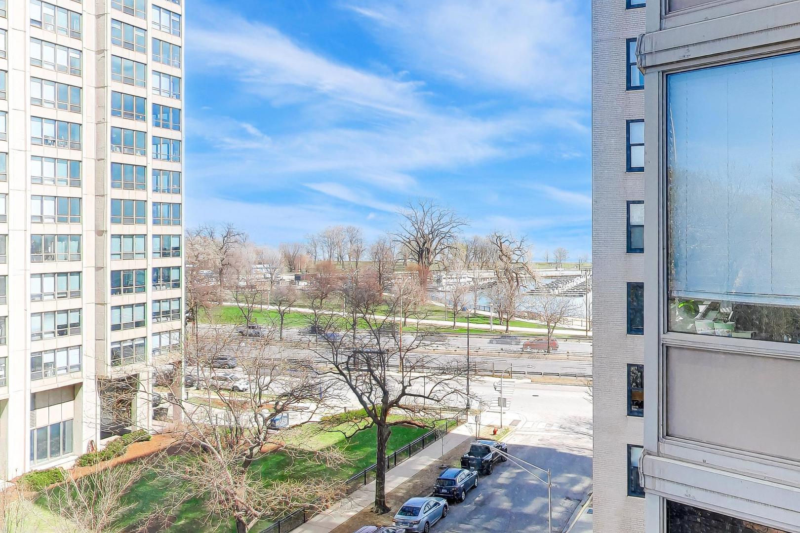 525 W Hawthorne Place Unit: 606