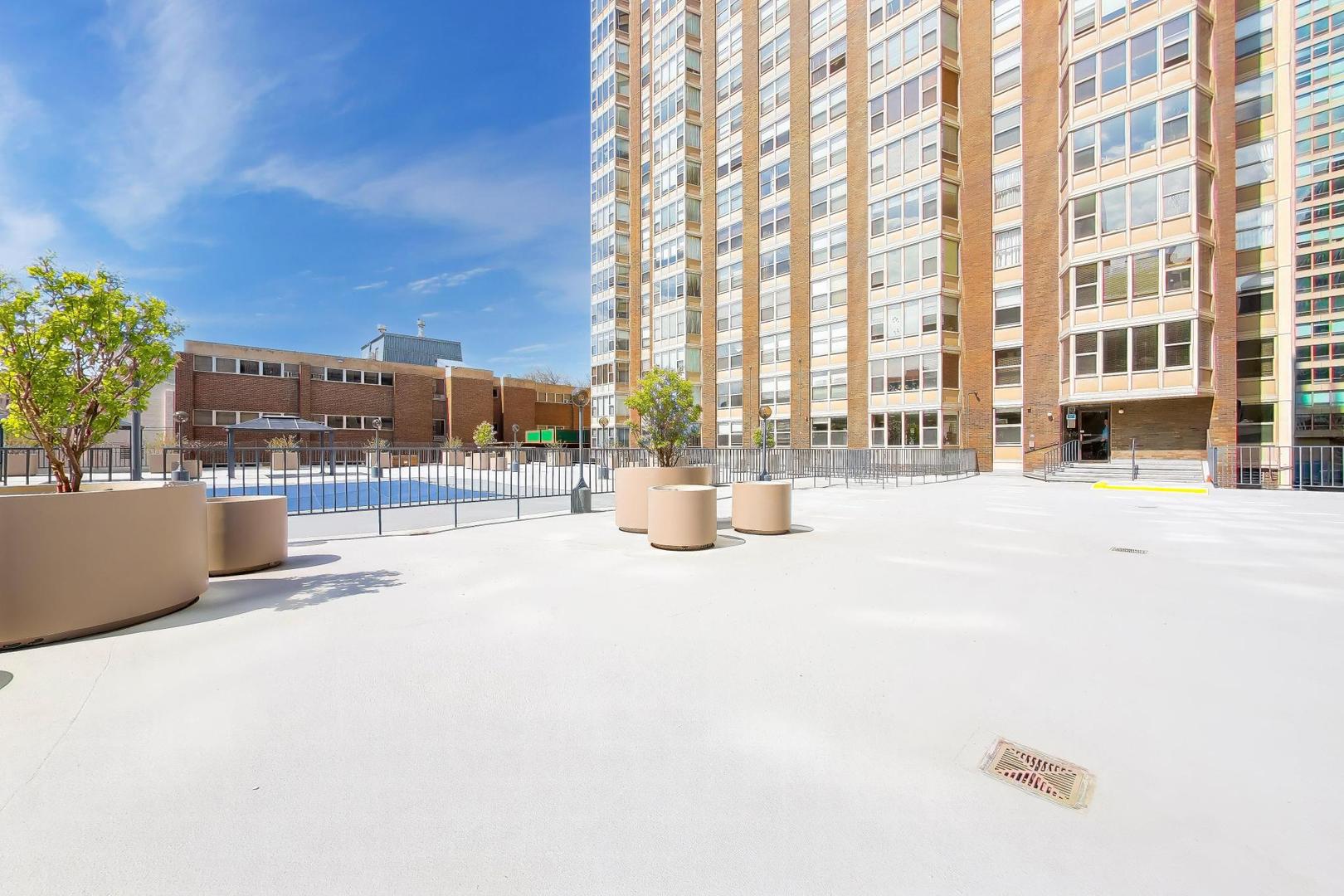 525 W Hawthorne Place Unit: 606