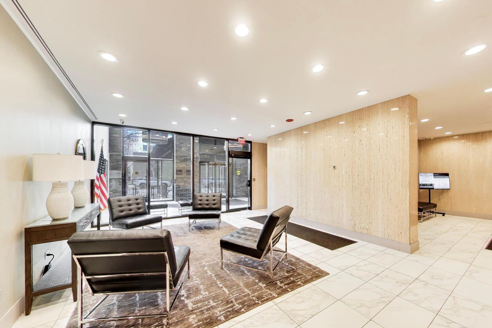 525 W Hawthorne Place Unit: 606