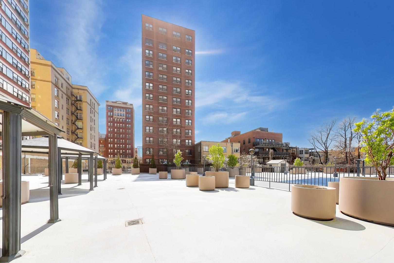 525 W Hawthorne Place Unit: 606