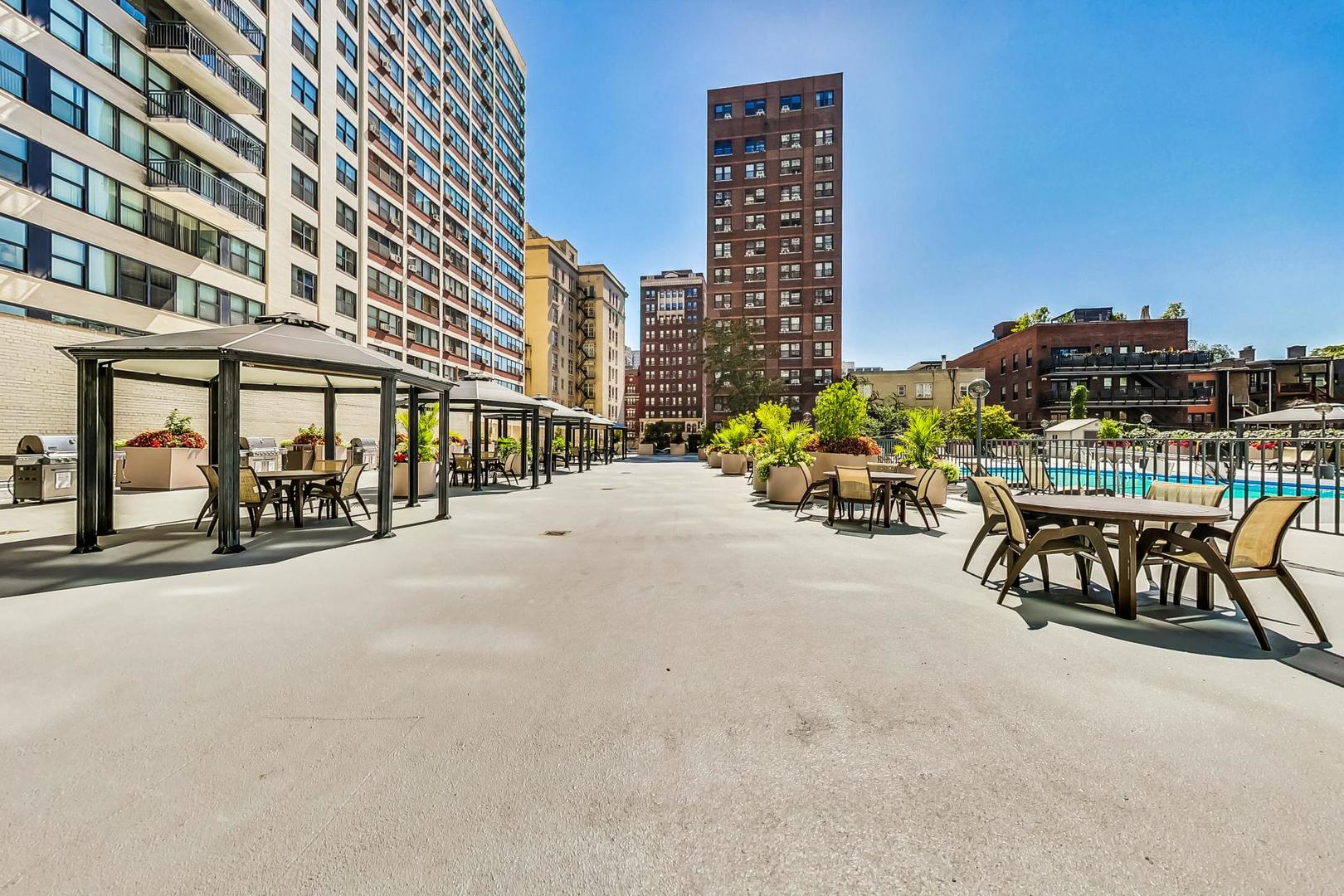 525 W Hawthorne Place Unit: 606