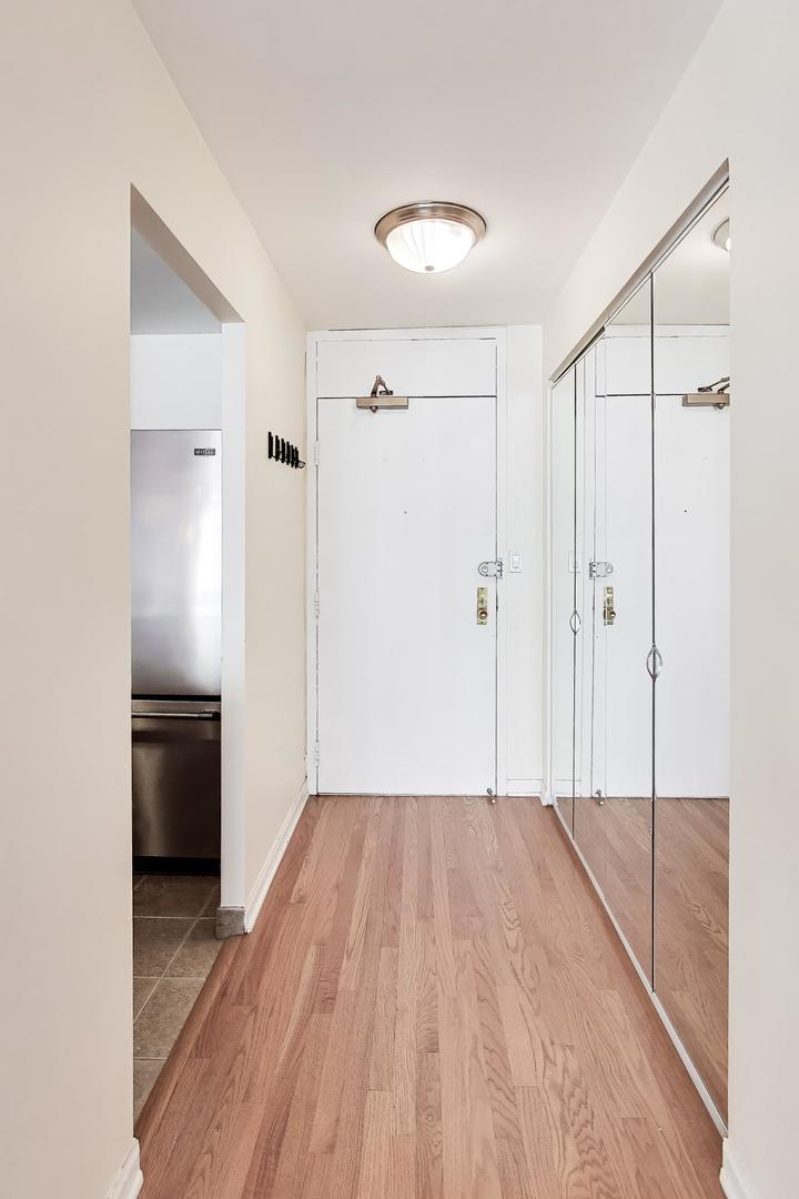 525 W Hawthorne Place Unit: 606