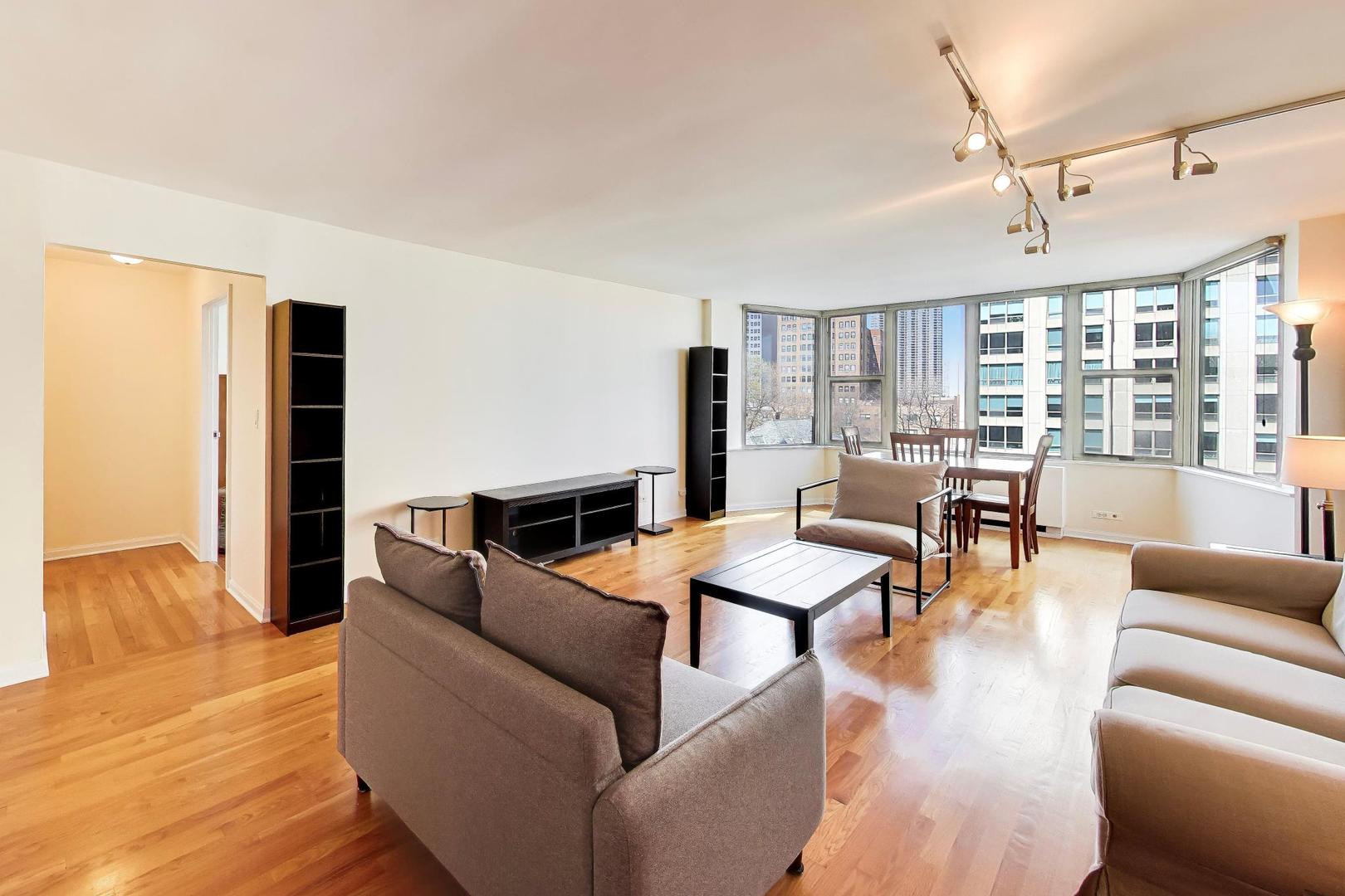 525 W Hawthorne Place Unit: 606