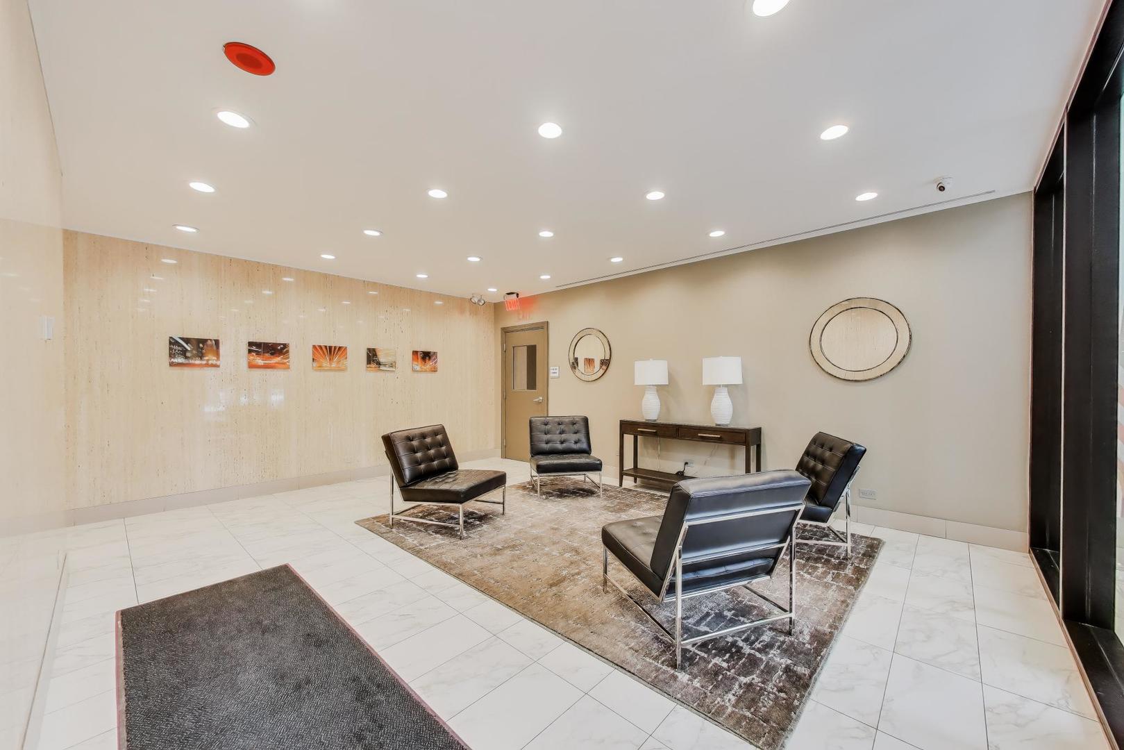 525 W Hawthorne Place Unit: 606