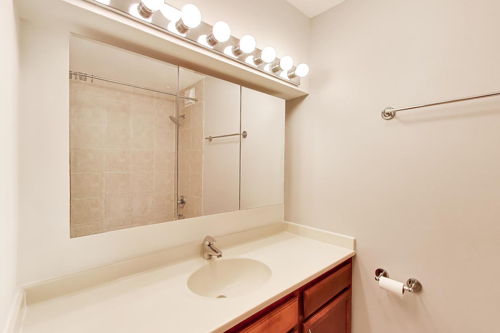 525 W Hawthorne Place Unit: 606