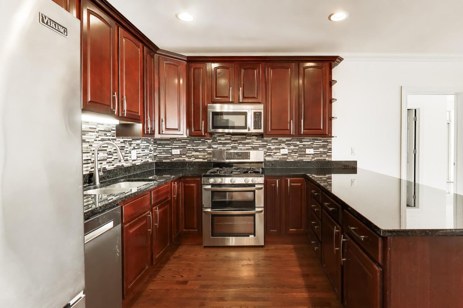 5321 N Lincoln Avenue Unit: 3E