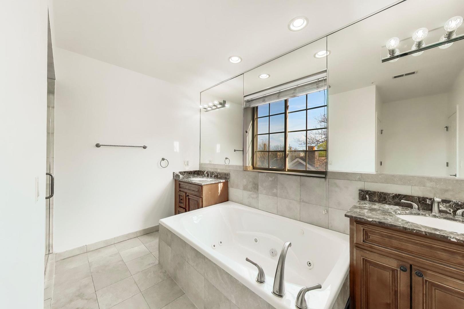 5321 N Lincoln Avenue Unit: 3E