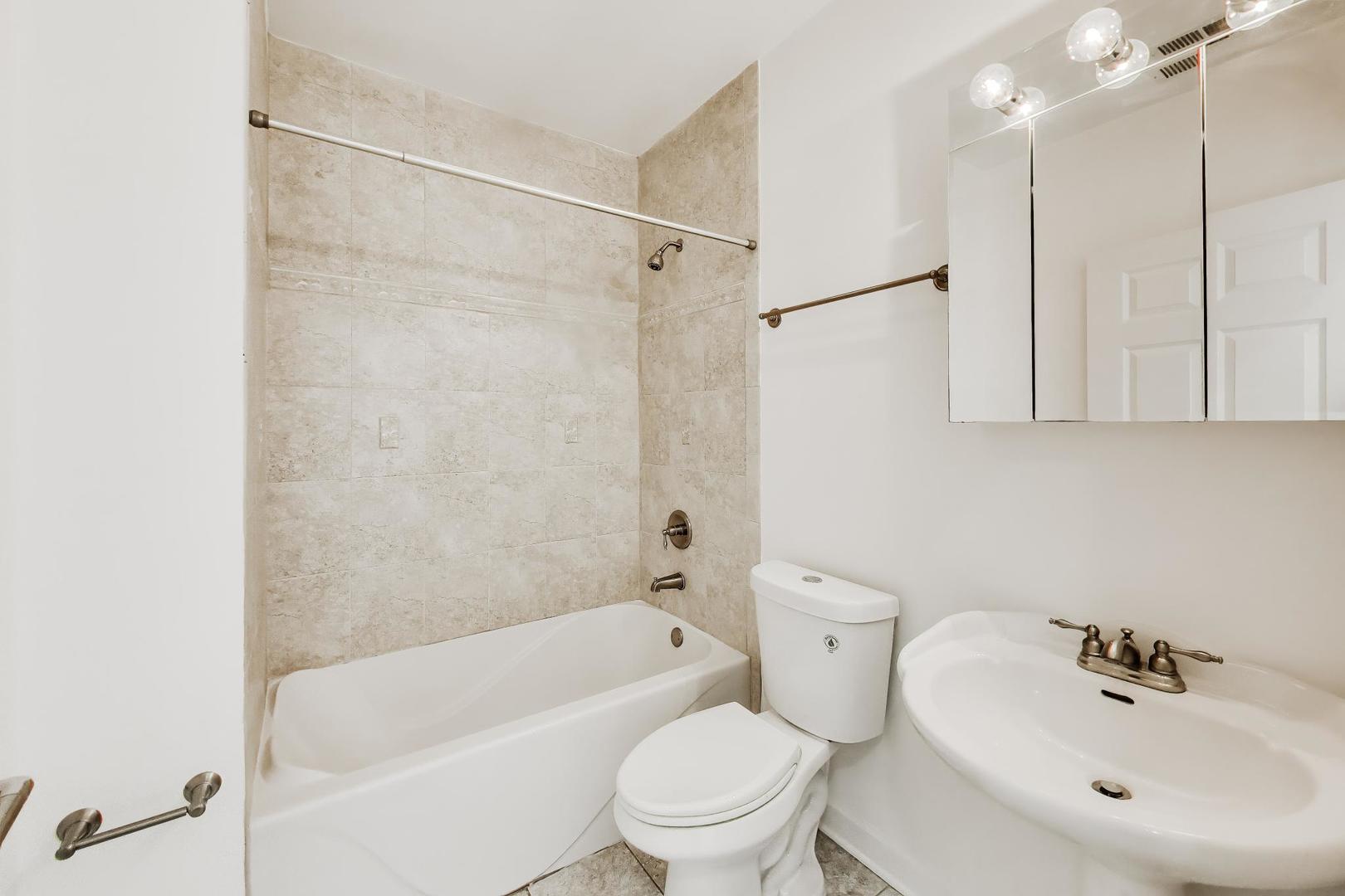 5321 N Lincoln Avenue Unit: 3E