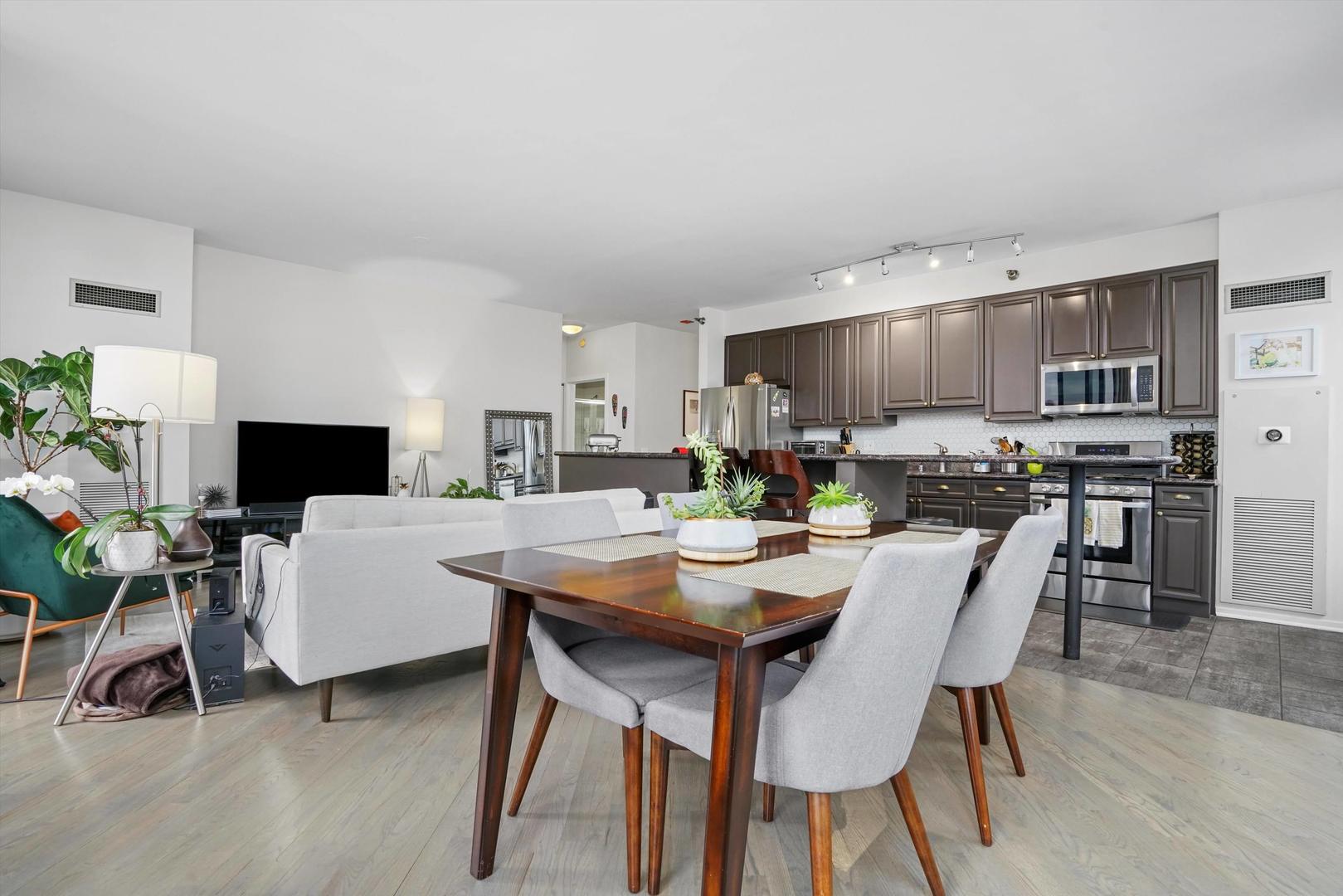 330 N Jefferson Street Unit: 1805
