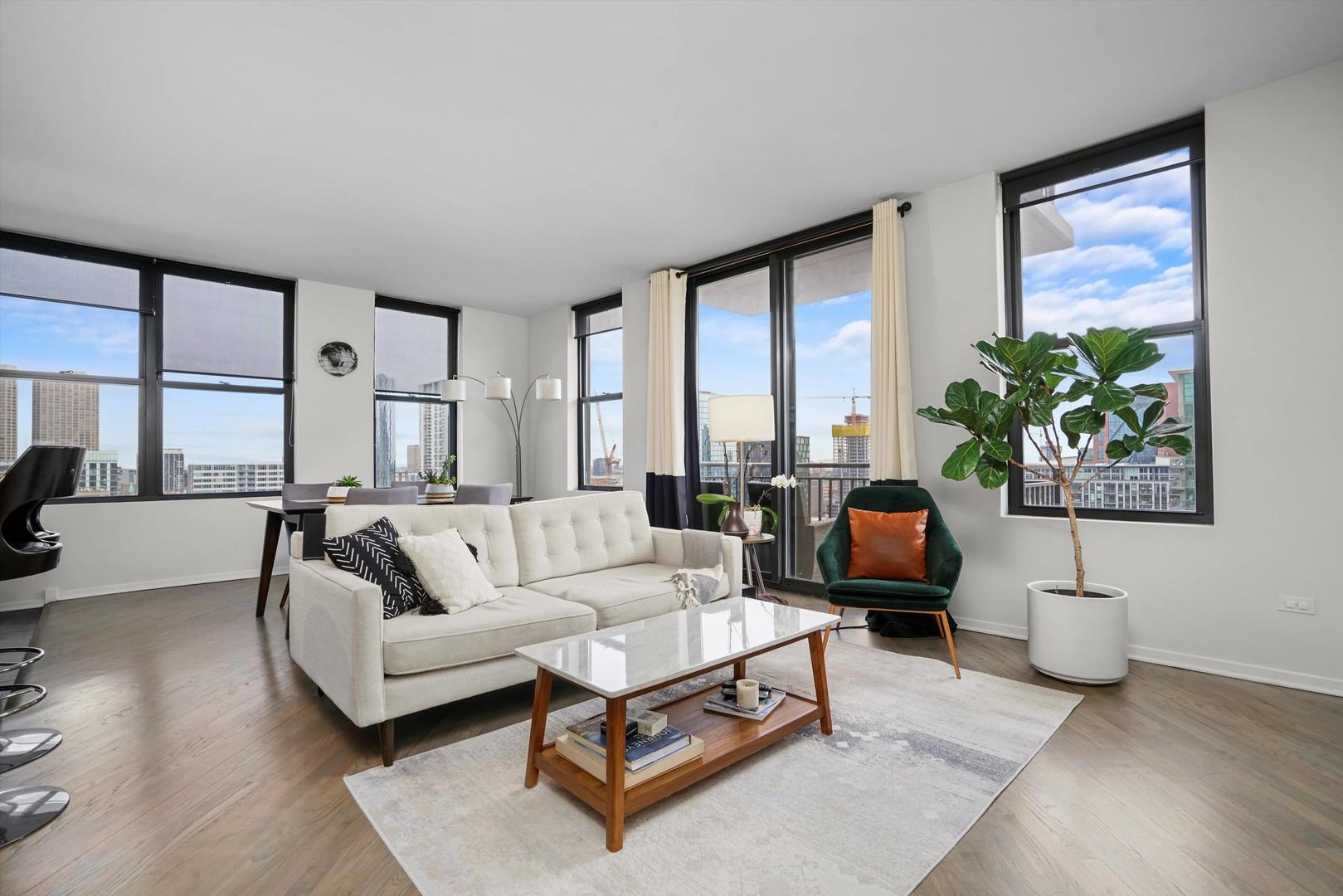 330 N Jefferson Street Unit: 1805