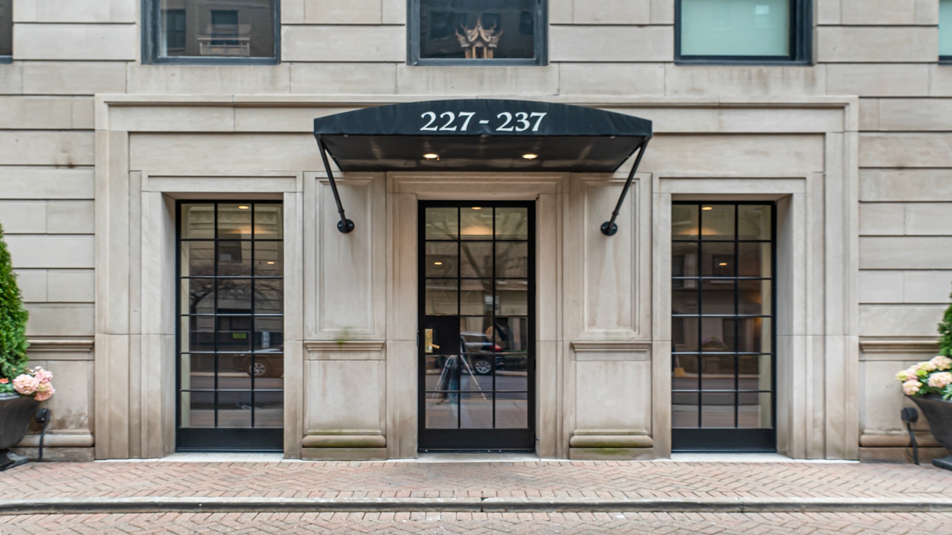 227 E Delaware Place Unit: 8C