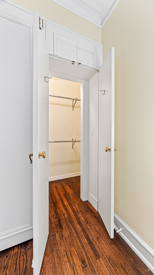 227 E Delaware Place Unit: 8C