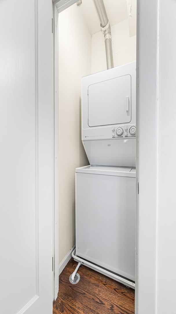 227 E Delaware Place Unit: 8C